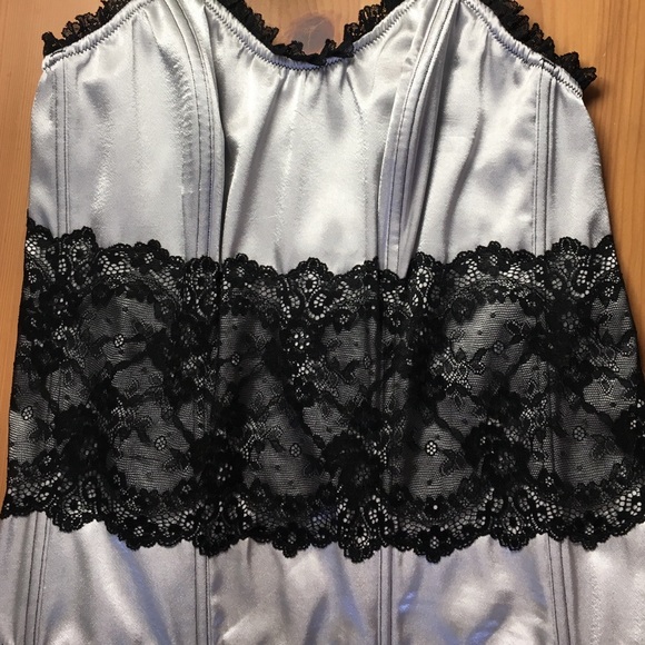 Silver satin and black lace corset - Picture 3 of 6